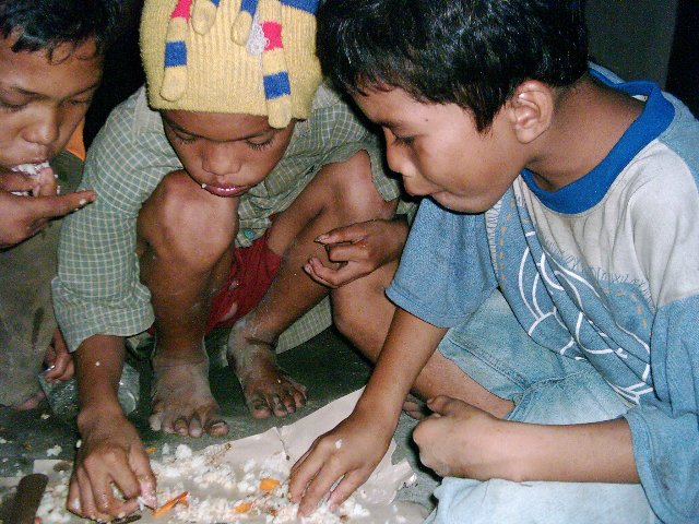 memberi_makan_anak_jalanan.jpg